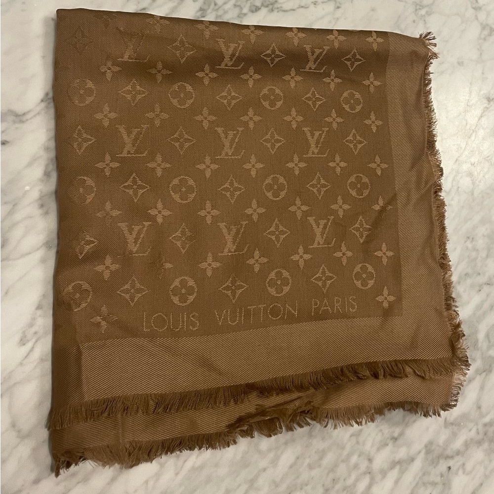 Louis Vuitton monogram classic shawl in color “Arizona”. 60% silk 40% wool